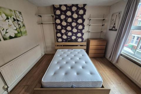 1 bedroom in a house share to rent, 25 Birrell Road Forest Fields