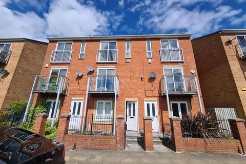 4 bedroom townhouse to rent, St. Wilfrids Street, Hulme, Manchester. M15 5XE