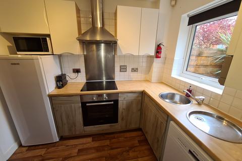 4 bedroom townhouse to rent, St. Wilfrids Street, Hulme, Manchester. M15 5XE
