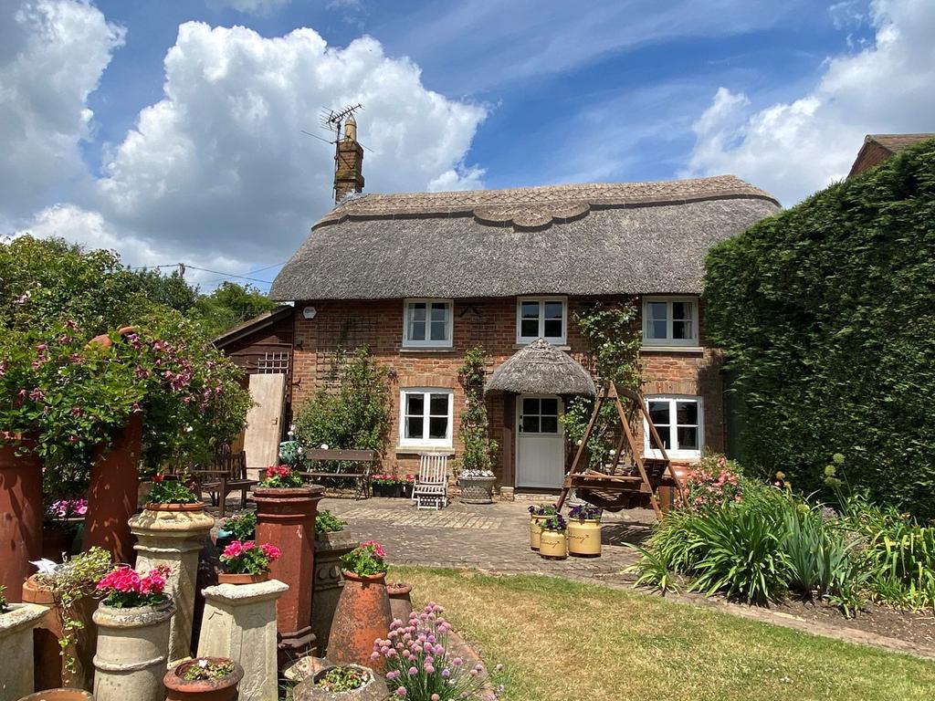 Halls Road, Lytchett Matravers, Poole, BH16 3 bed cottage for sale £
