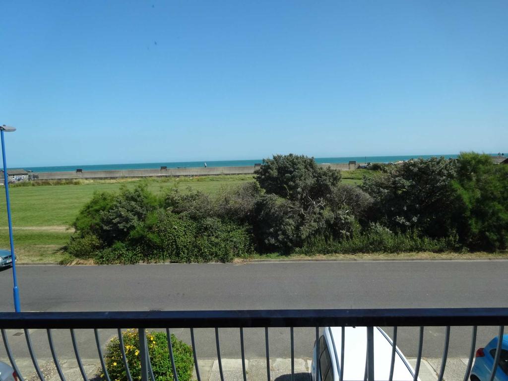 Kingsway, Selsey 3 bed apartment £950 pcm (£219 pw)