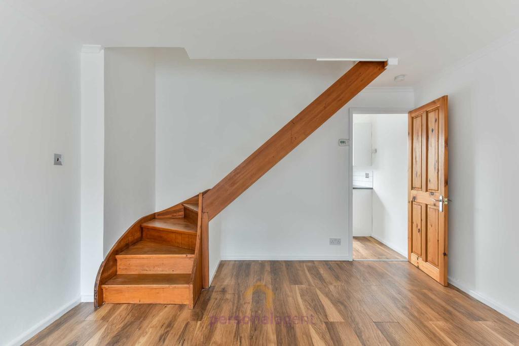 Hawthorne Place, Epsom 2 bed terraced house £1,450 pcm (£335 pw)