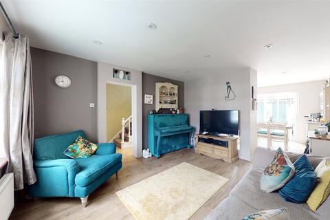 5 Braybrooke, Basildon, SS14 2AE