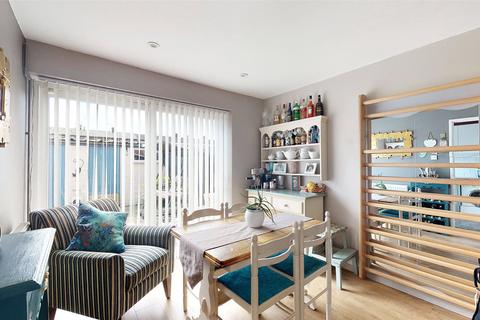 5 Braybrooke, Basildon, SS14 2AE