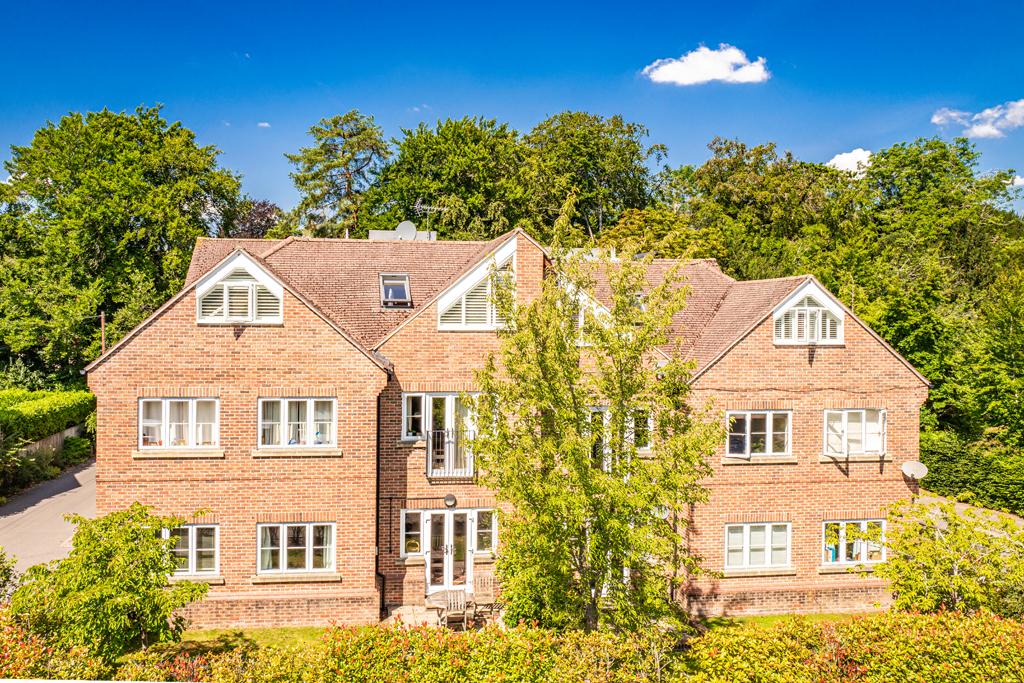 Flat 5, 32 Chiltern Court, Goring on Thames, RG8 2 bed apartment to