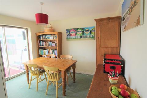 27 Fairfield, Sampford Peverell, Tiverton, EX16 7DE
