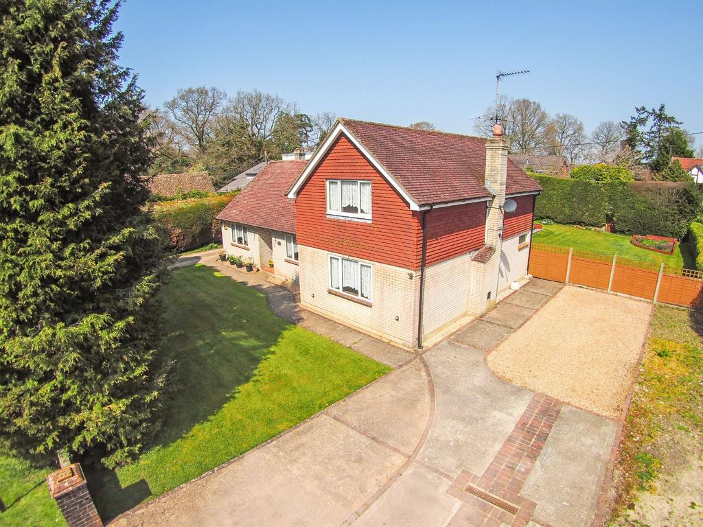 Passfield Common, Passfield, Liphook 3 bed detached house for sale £