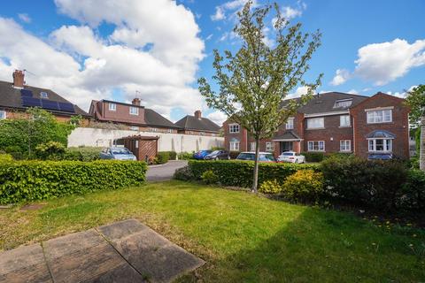 14 Amelia Close, London, W3 8EZ