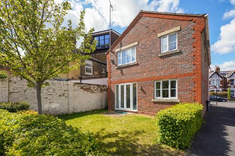 14 Amelia Close, London, W3 8EZ