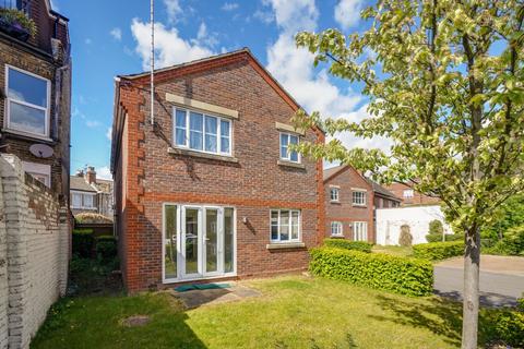 14 Amelia Close, London, W3 8EZ