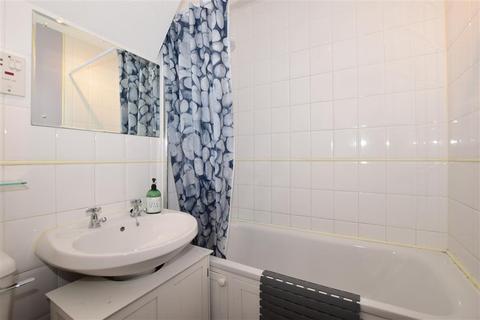 35 Tudor Walk, Leatherhead, KT22 7HX
