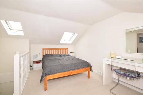 35 Tudor Walk, Leatherhead, KT22 7HX