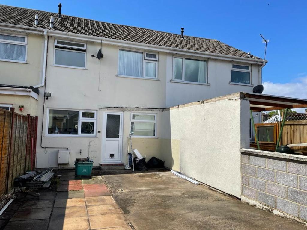 Mendip Avenue, Worle, WestonsuperMare 3 bed house £850 pcm (£196 pw)