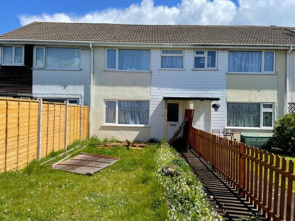Mendip Avenue, Worle, WestonsuperMare 3 bed house £850 pcm (£196 pw)
