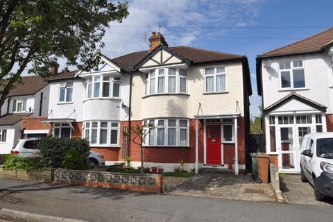 40 Lynwood Drive, Worcester Park, KT4 7AB