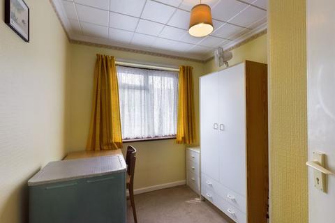12 Crescent Way, Aveley, South Ockendon, RM15 4TJ