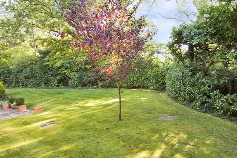 12 Old Farmhouse Drive, Oxshott, Leatherhead, KT22 0EY