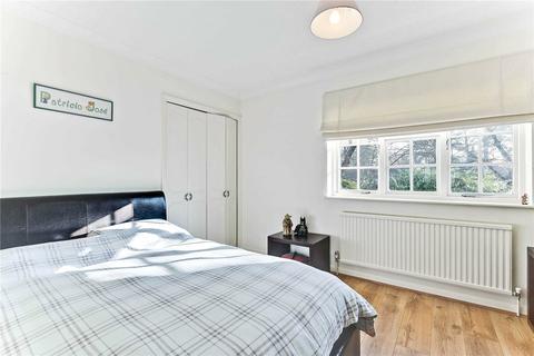 12 Old Farmhouse Drive, Oxshott, Leatherhead, KT22 0EY