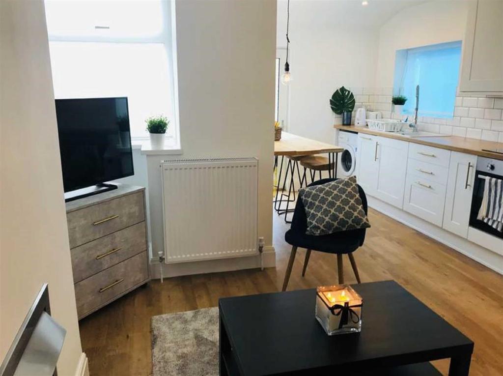 Casterton Avenue, Burnley 2 bed semidetached house £700 pcm (£162 pw)