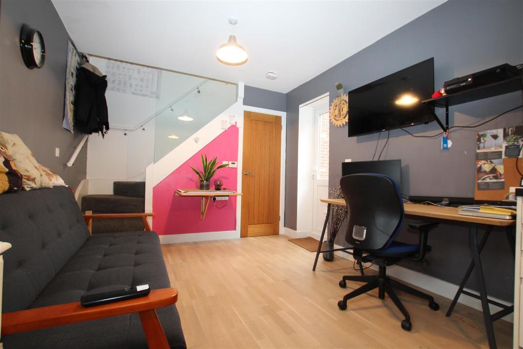 Blenheim Road, Eastleigh 1 bed flat £725 pcm (£167 pw)