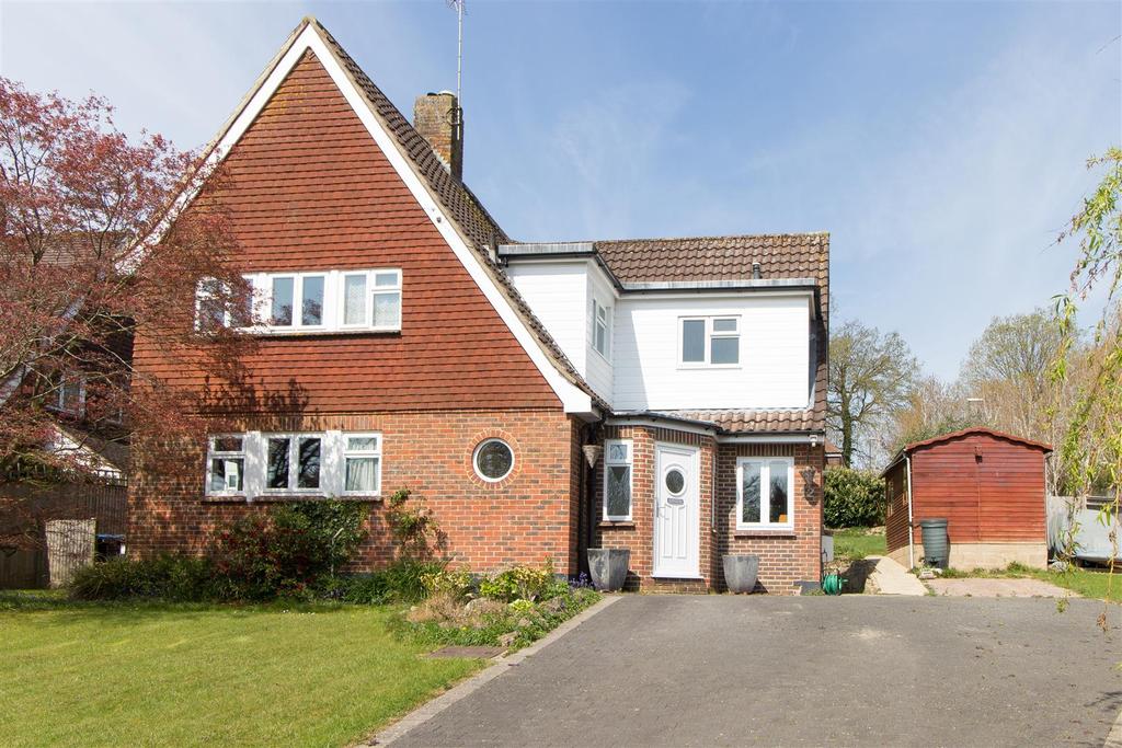 Lucastes Lane, Haywards Heath 4 bed detached house £2,350 pcm (£542 pw)