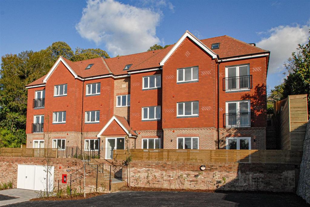 Reed Pond Walk, Haywards Heath 2 bed penthouse £1,325 pcm (£306 pw)