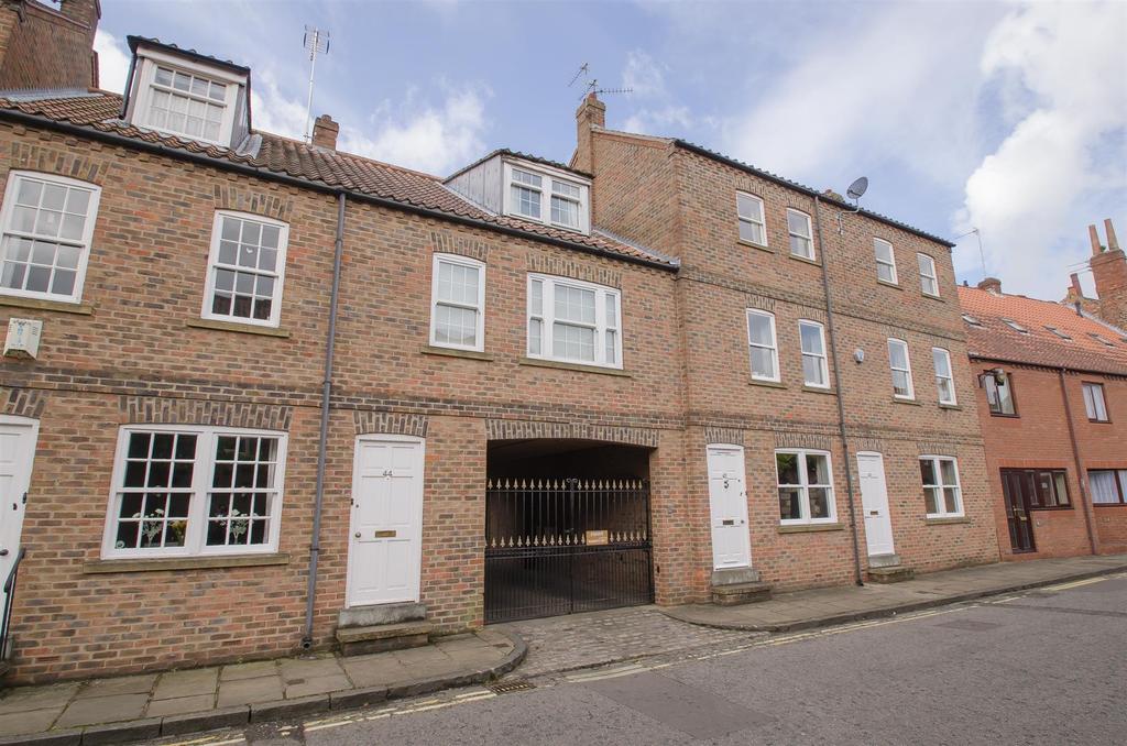 Aldwark, York 2 bed townhouse £975 pcm (£225 pw)