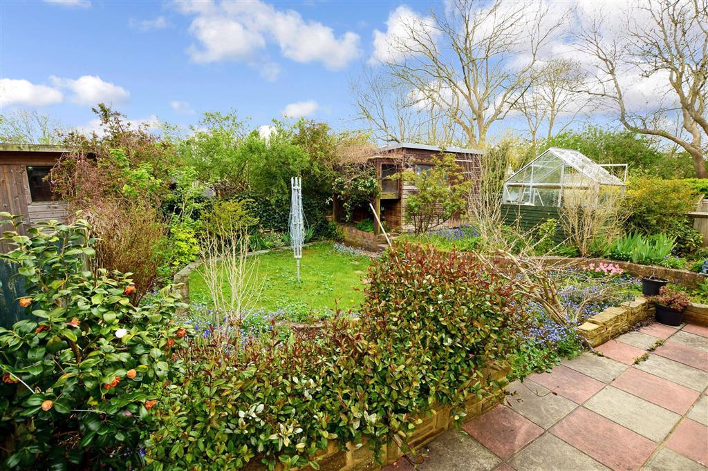 Eastwell Place, Hailsham, East Sussex 1 bed semi-detached bungalow - £ ...