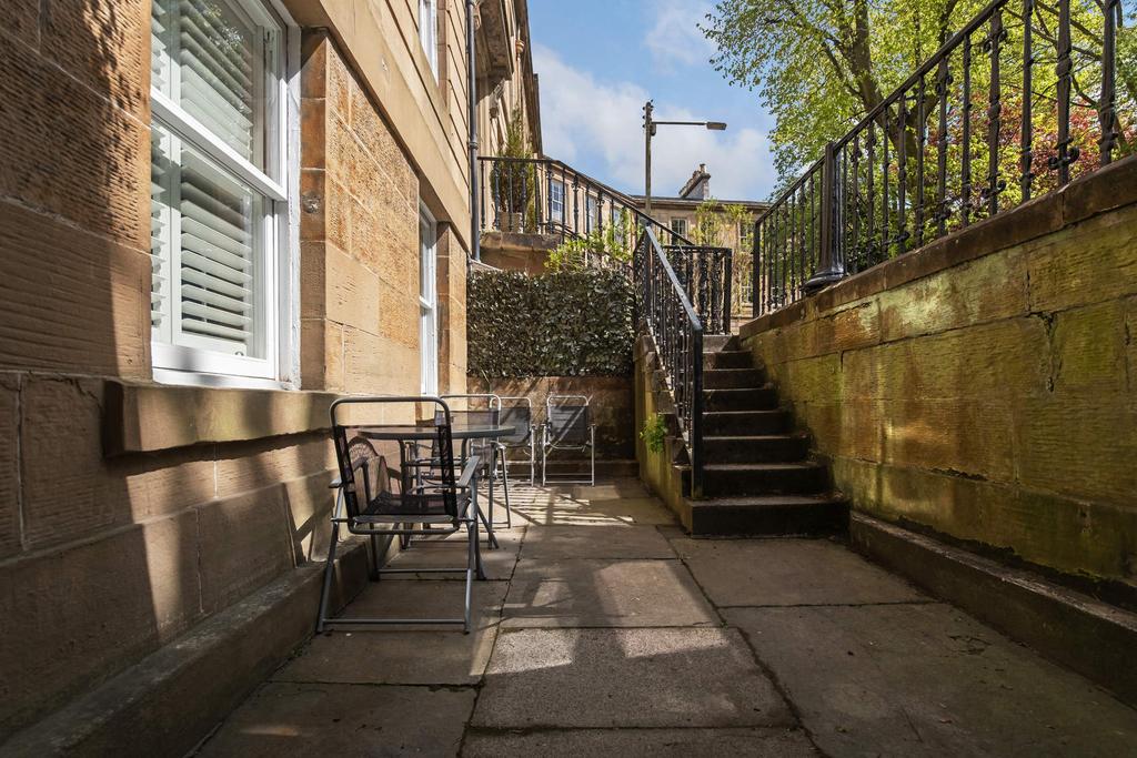 Landsdowne Crescent, Glasgow G20 2 bed flat for sale £279,000