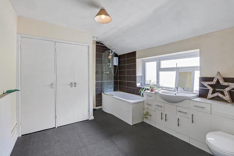 House 1 - Family Bathroom