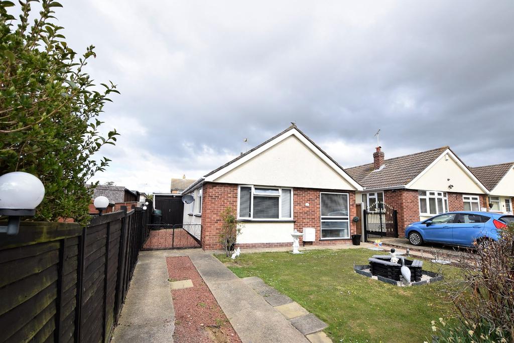 Sandown Close, ClactononSea 2 bed detached bungalow £230,000