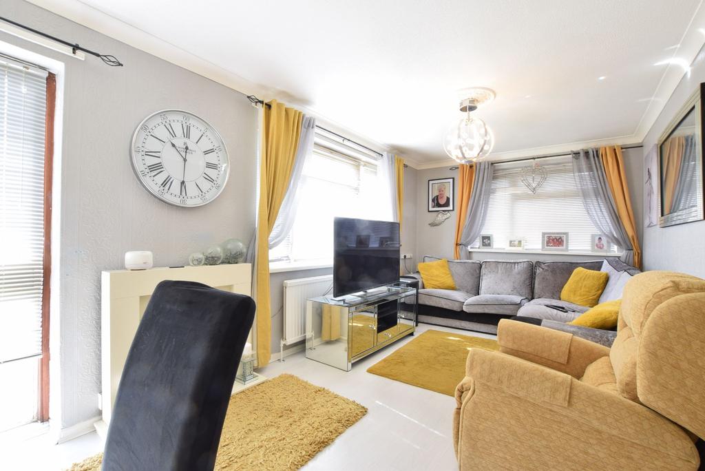 Sandown Close, ClactononSea 2 bed detached bungalow £230,000