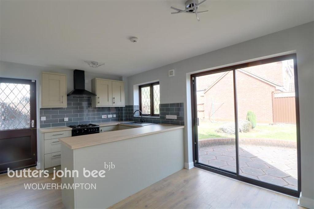 Steven Drive, Bilston 3 bed detached house £1,000 pcm (£231 pw)