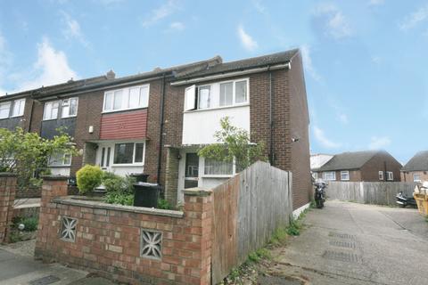 2 bedroom end of terrace house to rent, Buntingbridge Road, Ilford, Essex, IG2