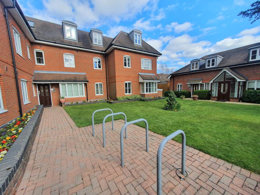 Shore Road, Warsash, Southampton... 1 bed flat £775 pcm (£179 pw)