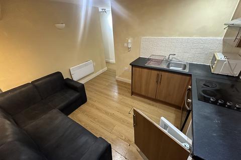 2 bedroom flat to rent, Crwys Road, Cathays, Cardiff