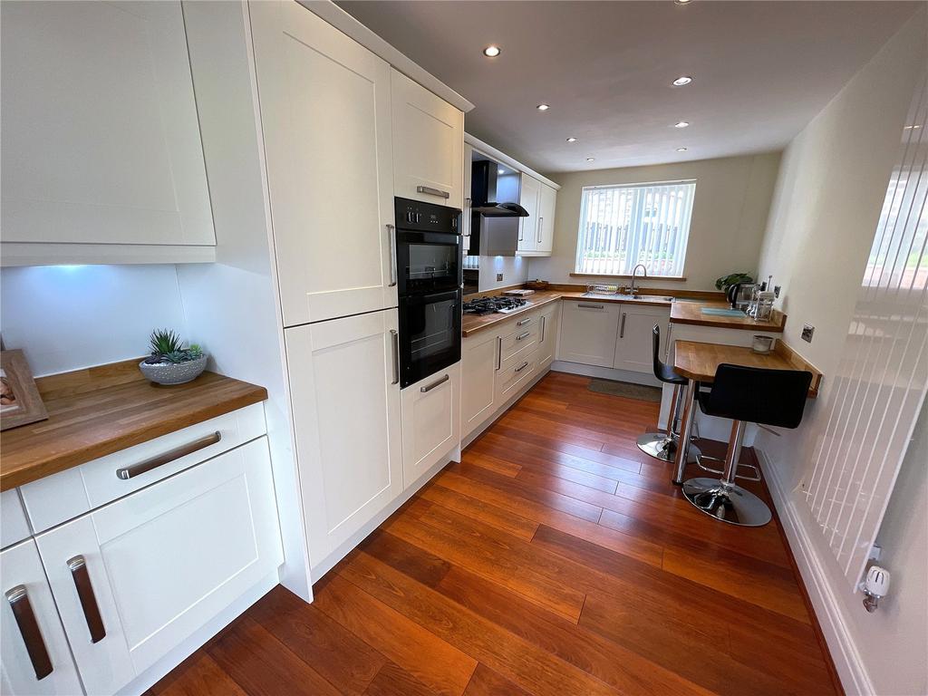 White Cross Road, Cudworth, S72 2 bed detached house £215,000