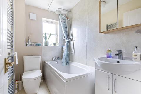 14 Lancaster Place, Carterton, OX18 3ET