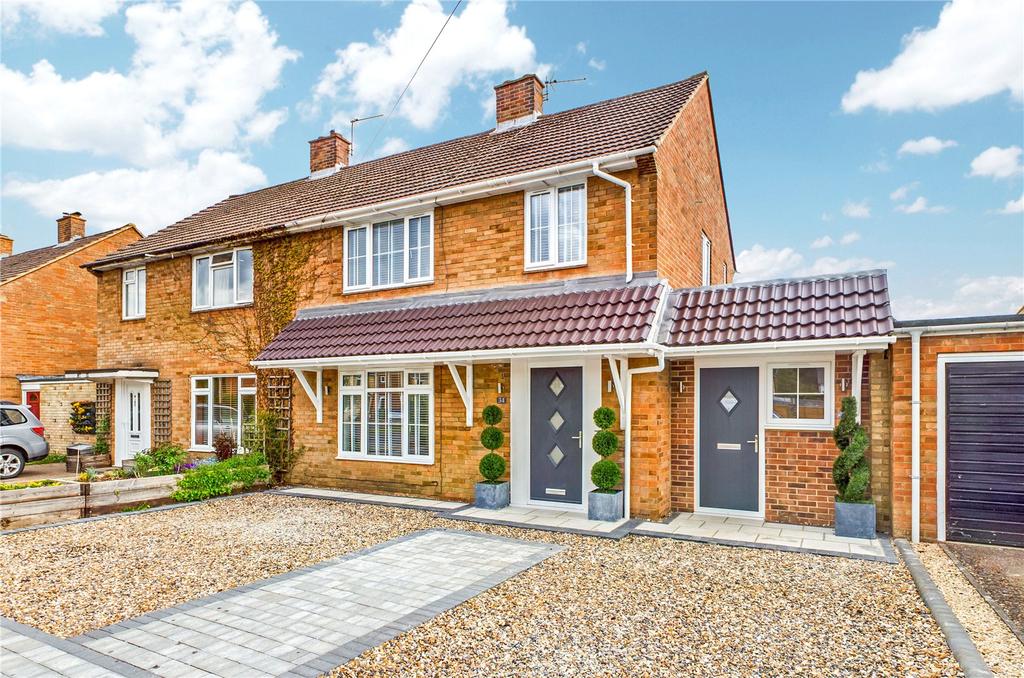 Huntsmoor Road, Tadley, Hampshire, RG26 3 bed semidetached house £375,000
