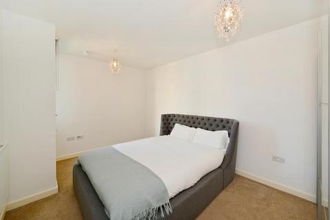 3 bedroom apartment to rent, Coral Apartments Salton Square E14