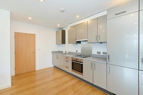 3 bedroom apartment to rent, Coral Apartments Salton Square E14