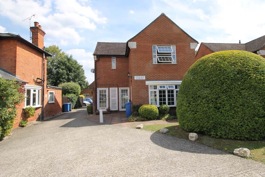 Upper Village Road, Sunninghill, Nr Ascot 2 bed ground floor flat £