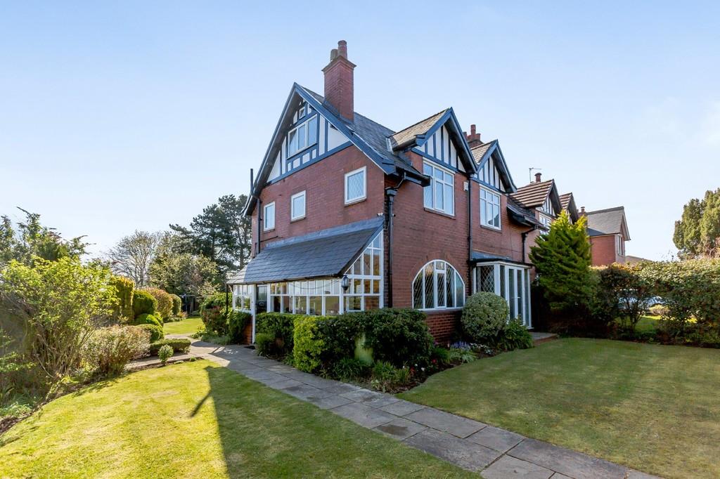 Hillcrest, Collingham, Wetherby, LS22 5 bed semidetached house £725,000