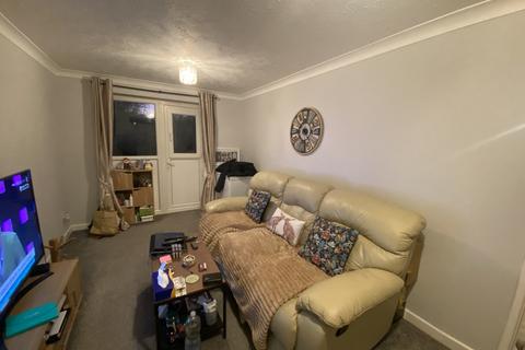 3 bedroom end of terrace house to rent, Sawyers Close, Newark