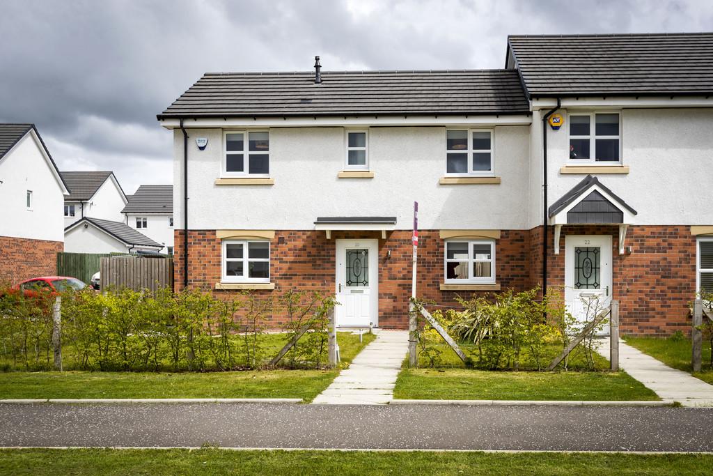 Corn Mill Road, Woodilee Village 3 bed end of terrace house £229,995