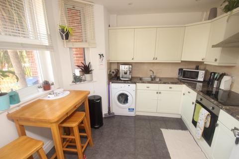 3 bedroom end of terrace house to rent, Manor Road, East Preston