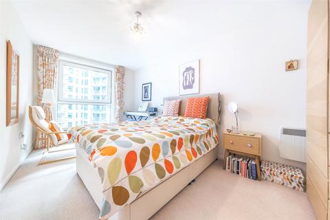 1 bedroom apartment for sale, Admiral House, St George Wharf SW8