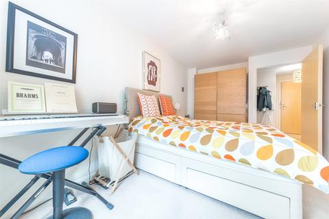 1 bedroom apartment for sale, Admiral House, St George Wharf SW8