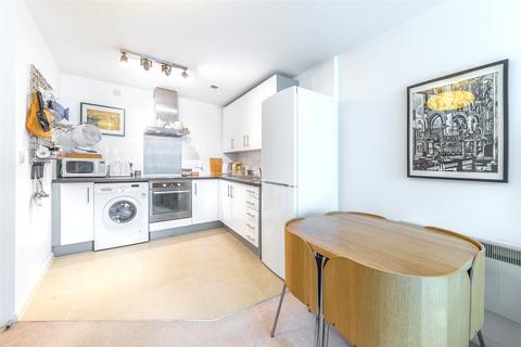 1 bedroom apartment for sale, Admiral House, St George Wharf SW8