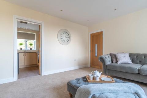 2 bedroom flat to rent - Dailey Hill House, Moorland Close, Witney, Oxon, OX28 6LN